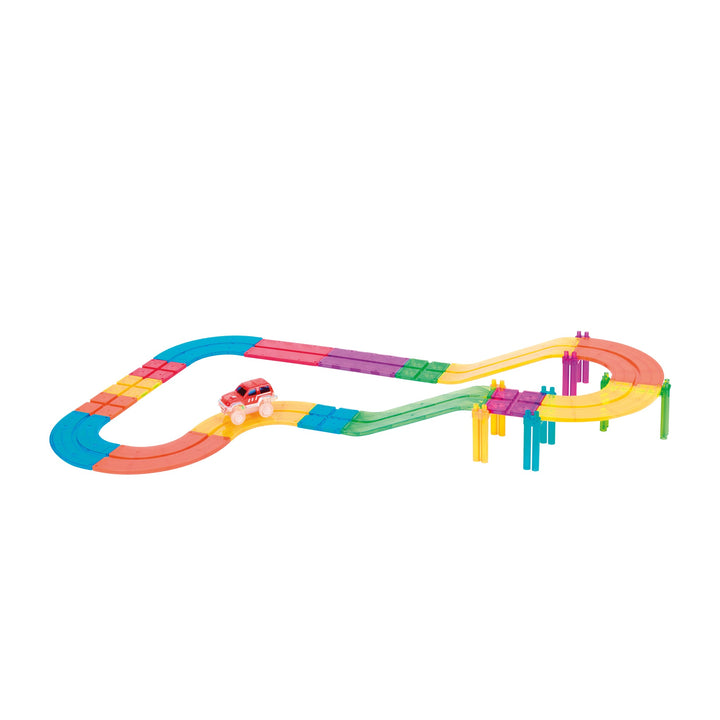 Circuito realizado con set de pista de carrera de 22 piezas de Braintoys