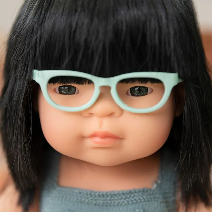 Muñeca asiática con gafas 38 cm Pelele Plomo · Miniland - Bizcocho de Yogur