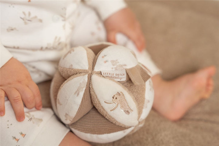 Pelota Montessori Baby Bunny · Little Dutch - Bizcocho de Yogur